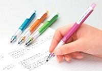 発売半年で１００万本超えを記録、書くたびに芯が回るシャープペン