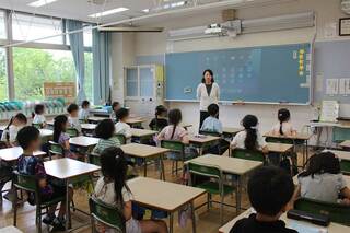 教員の方を向き、姿勢を正す港陽小学校の1年生たち