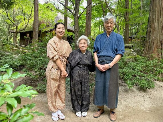 みたき園オーナーの寺谷誠一郎さん（右）、女将・節子さん（中央）、若女将・亜希子さん