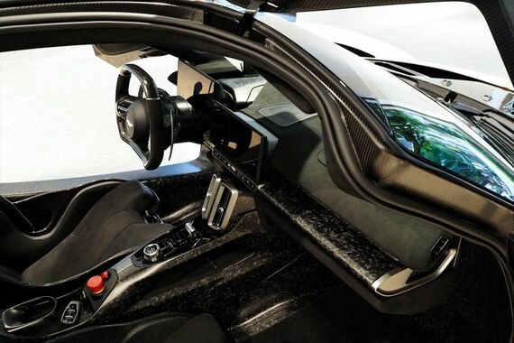 レーシーながらエアコンなどの快適装備はもちろんそなえる(写真:Aston Martin)