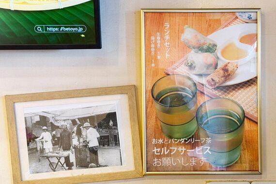 店内壁のメニューポスターや写真