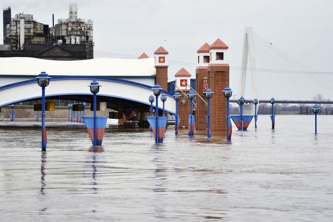 アメリカ中西部の洪水で31人以上が死亡
