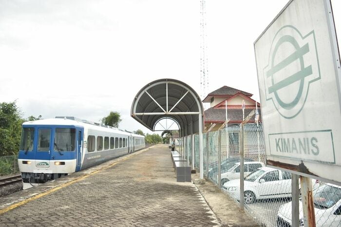サバ州立鉄道の旧ロゴ（右）は大阪市交通局のマークを