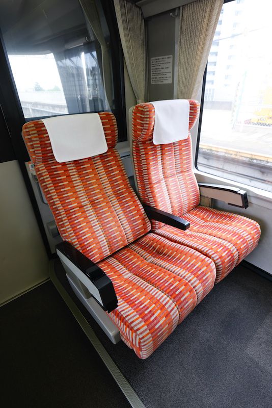 キハ85系の普通車車内。座席が通路より高いハイデッカー