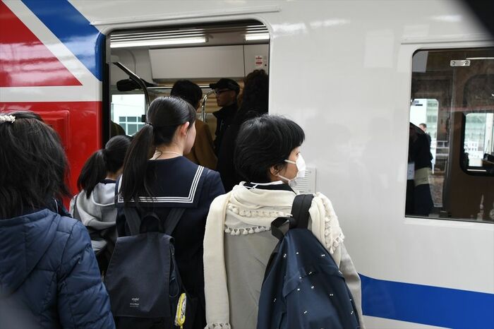 再開記念列車に乗り込む地元の人たち