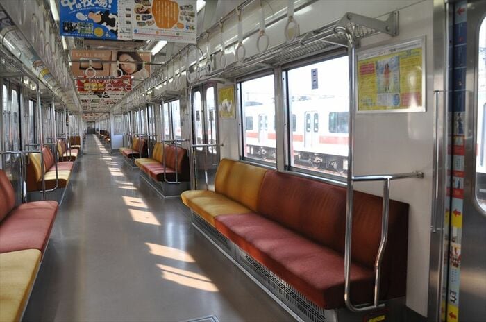 車内。壁がやや内側に傾いていることがわかる