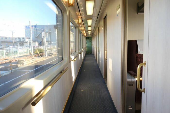 コンパートメントの通路