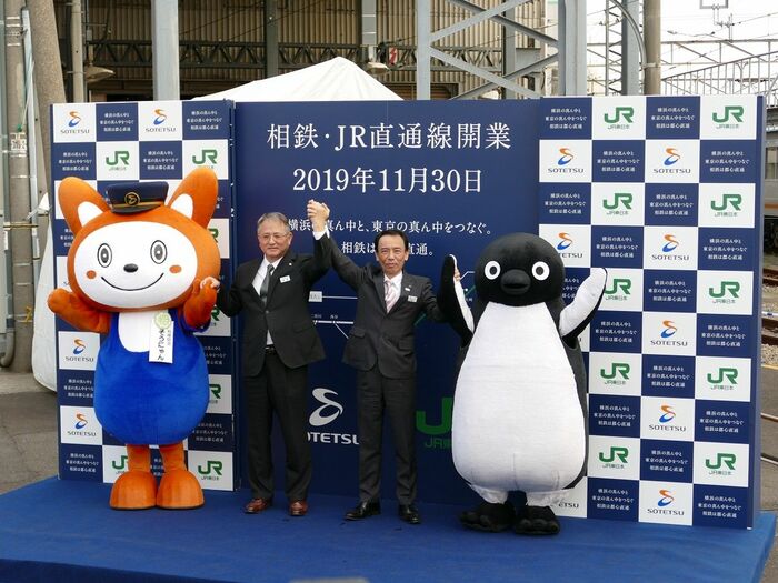 Suicaのペンギンと共演する場面も