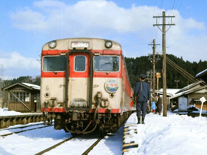 雪の七尾線を走る急行「能登路」