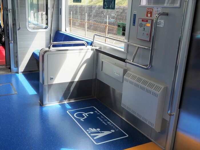 車いす・ベビーカー用のスペース