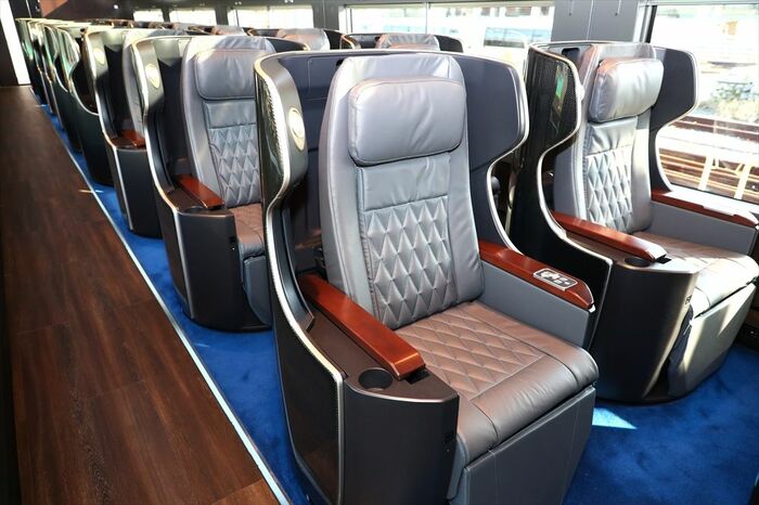 プレミアムグリーン車のバックシェル付きシート