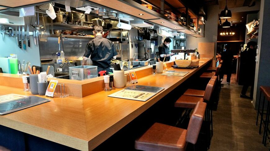 店舗内観。カウンター席とテーブル席を合わせて40席（撮影：梅谷秀司）