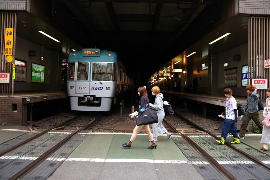神泉駅はトンネルの中の駅だ（踏切付近の公道から撮影）（撮影：南正時）