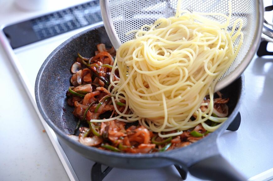 パスタを加えます