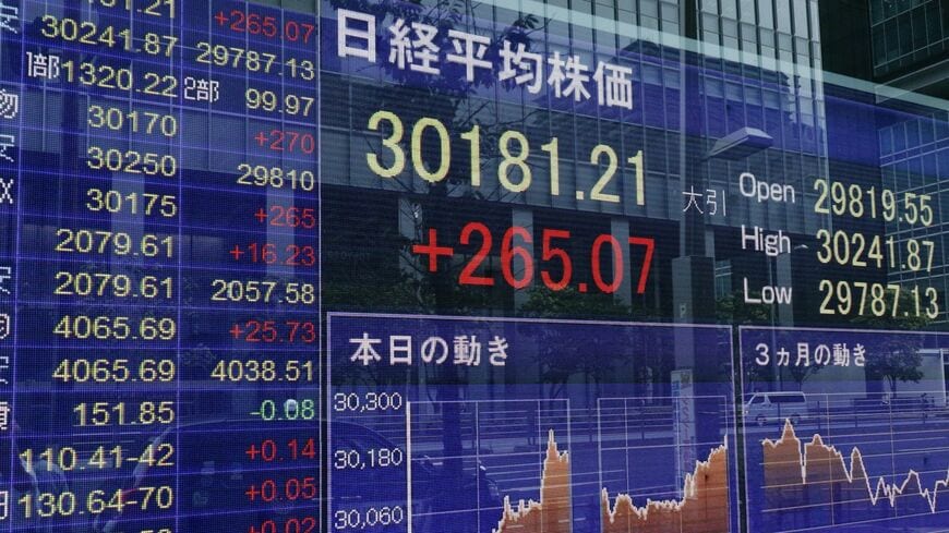 腰を据えた長期の運用こそがシニアには欠かせない（写真：よねやん／PIXTA）