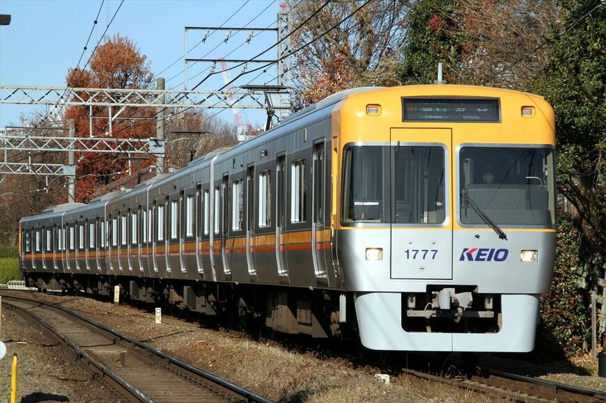 秋の井の頭公園駅付近を走る電車（撮影：南正時）