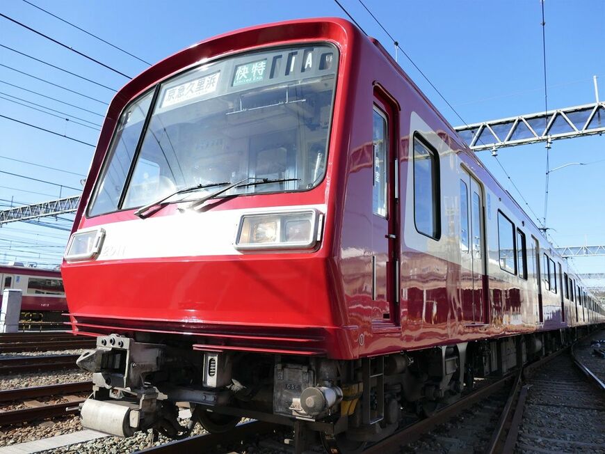 「く」の字に折れた前面の形状が特徴だ（記者撮影）