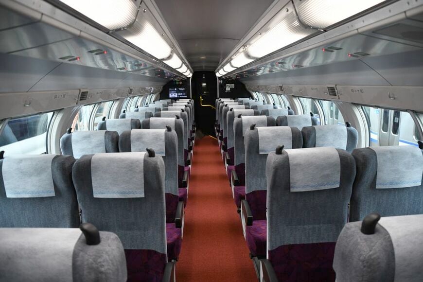 横須賀線・総武快速線のE235系グリーン車。シートピッチは970mmで、中央線快速以外の首都圏普通列車グリーン車はこれと同様だ（編集部撮影）