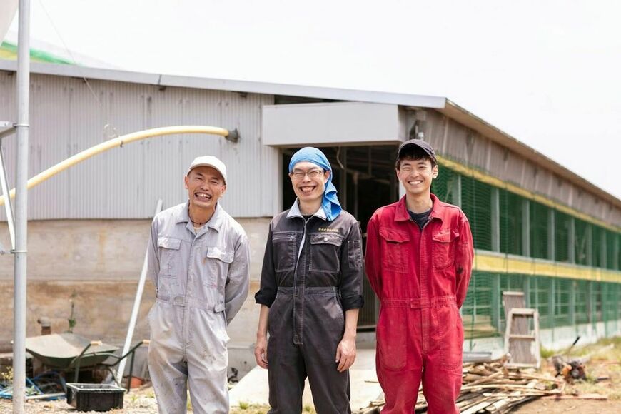 現場をともに支えてきたメンバーと。左から、宮治大輔さん、宮治勇輔さん、坂本さん（写真：みやじ豚）