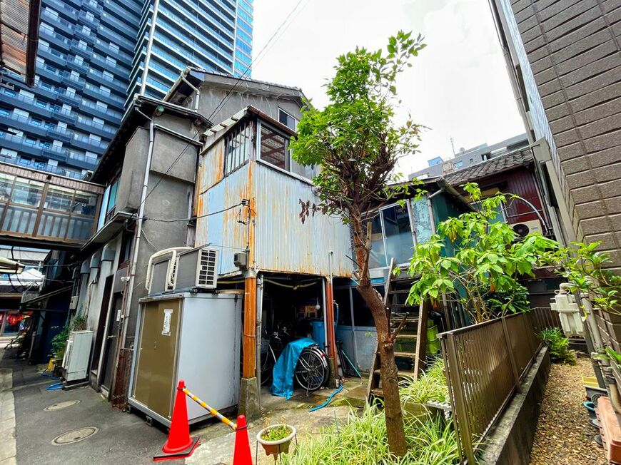 商店街から一歩入ると昔ながらの風景がある（筆者撮影）