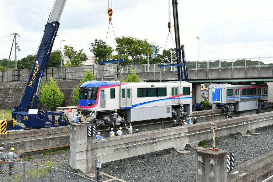 新型車両の搬入はクレーンを使って行われる＝2018年7月（撮影：伊原薫）