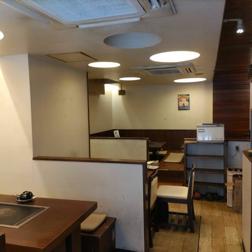 店内の様子。テーブル席に、掘りごたつもあった（著者撮影）