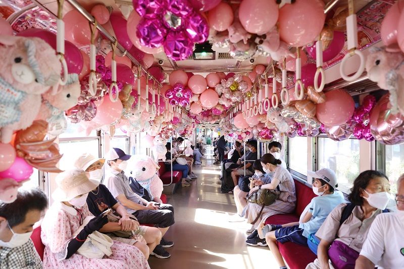 4月29日から当面の間運行している、「問題だらけの“もんだいがある”きゃりー電車」。車内がピンク色のバルーンやぬいぐるみでファンシーに飾られているほか、きゃりーぱみゅぱみゅ氏によるアナウンスが流れる（撮影：尾形文繁）
