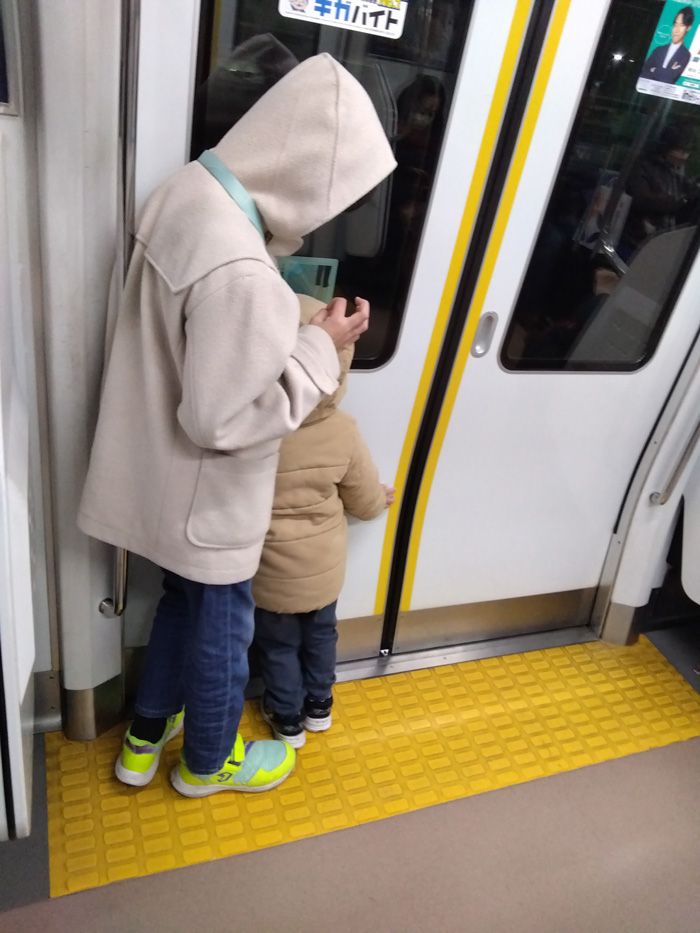 息子2人とお出かけ（写真：中山さん提供）
