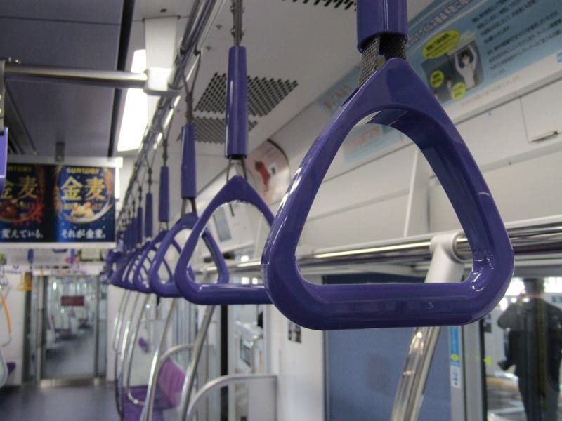 18000系の吊り革（筆者撮影）