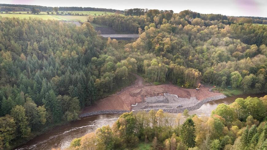 イングランド北部イーデン・ブロウズ付近で起きた大規模な地滑りの現場。中央やや上に見えるのが復旧後の線路（写真：Network Rail）