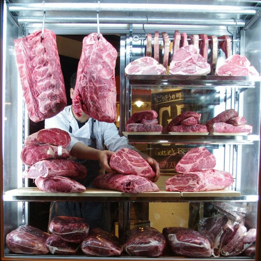 ゴッチーズビーフの店頭にある肉の熟成庫（写真提供：ゴリップ）