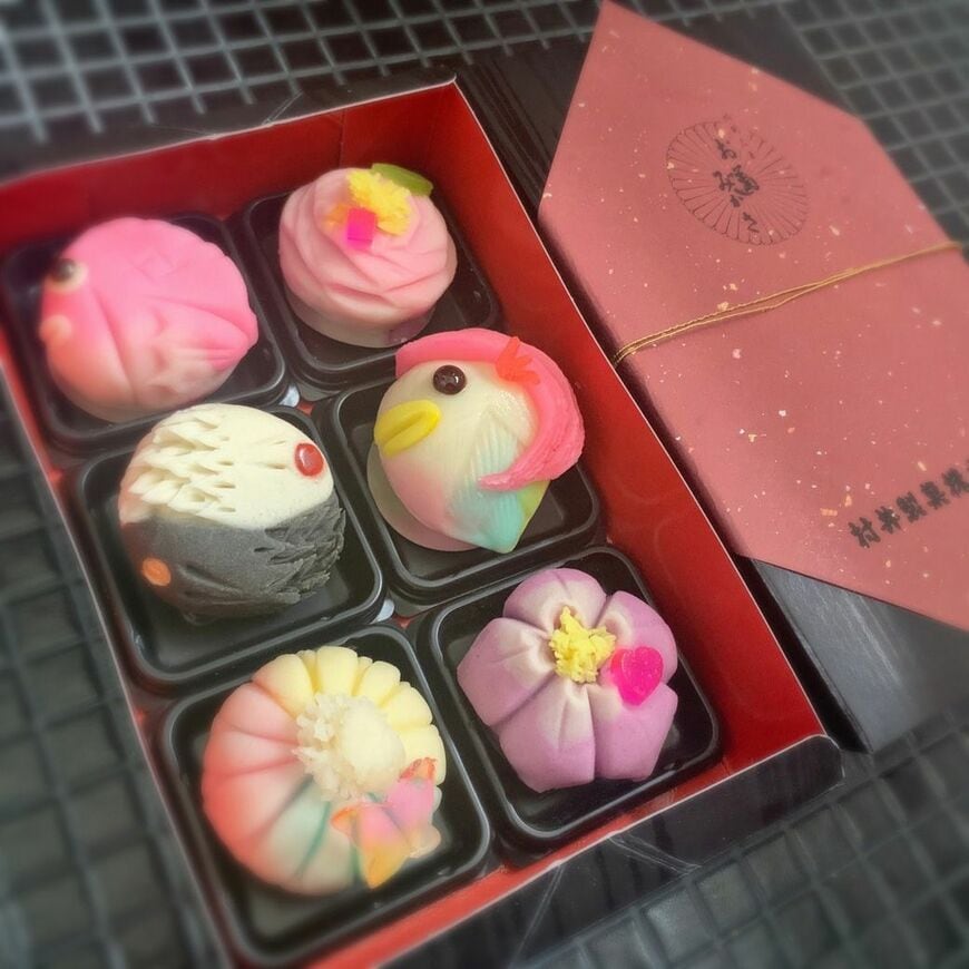 祝鯛、ヨゲンノトリ、飾り菊、薔薇、アマビエ、桔梗のセット（4,980円・ネット限定販売商品）。現在でも自分へのご褒美の他、母の日や敬老の日など、健康を願うギフトとして利用する客が多いという（村井製菓提供）