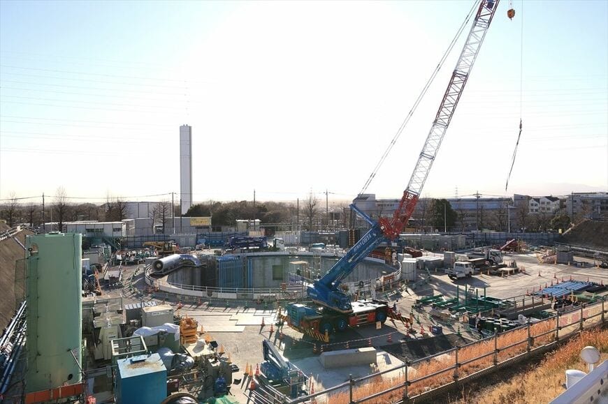 リニア中央新幹線東百合丘工区の地上の様子。大きな縦穴が開いているのがわかる（撮影：尾形文繁）