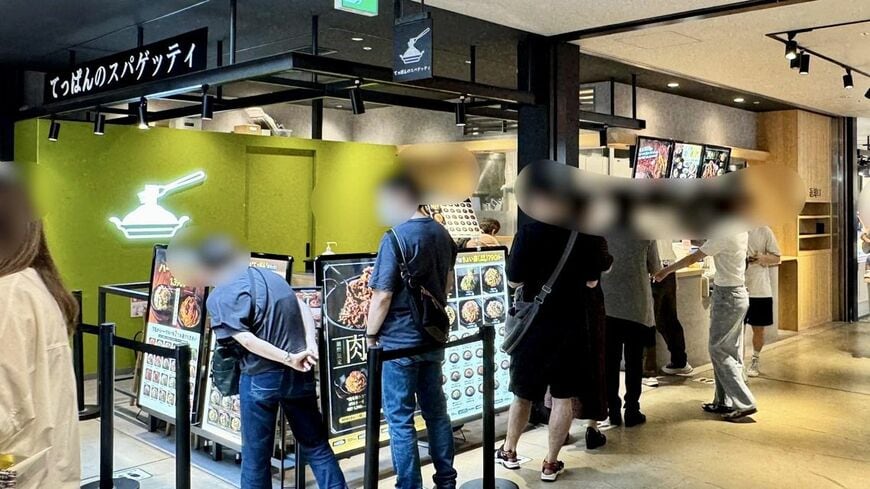 11時台の店頭。到着時は3人ほどだったが、退店時には10人前後の列ができていた（写真：筆者撮影）