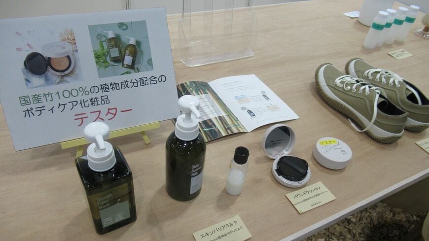 エコプロ展で展示されたCNF配合の商品（記者撮影）