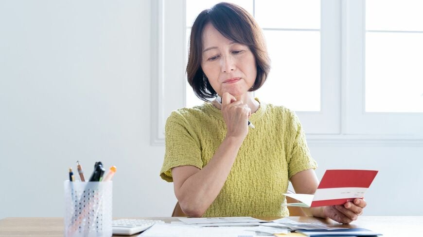 資産を計算する女性