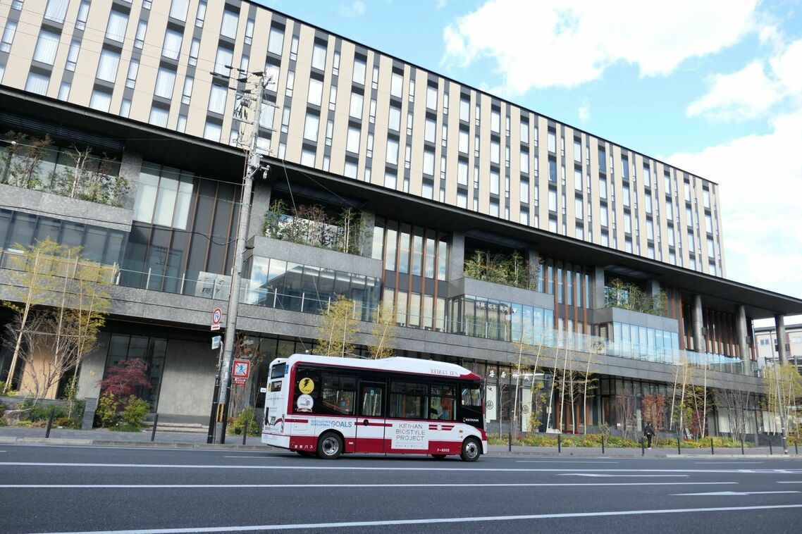 ホテルエミオン京都と電気バス