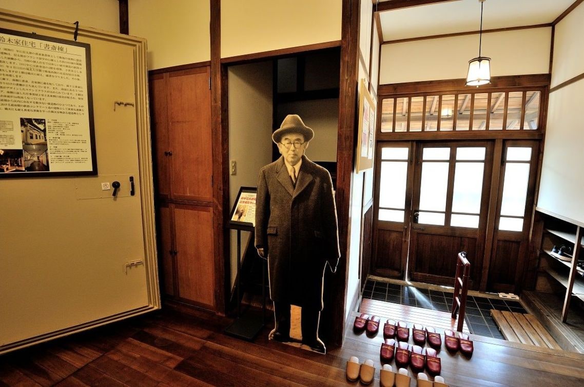 玄関では等身大の信太郎先生が迎えてくれる