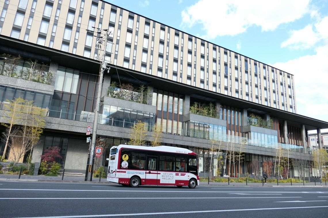 ホテルエミオン京都と電気バス