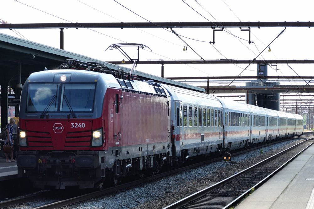 ハンブルク行きドイツ側車両はデンマークの機関車がドイツの客車を引く（筆者撮影）