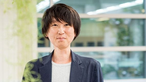 横山 北斗（よこやま・ほくと）NPO法人Social Change Agency代表理事、社会福祉士、ポスト申請主義を考える会代表神奈川県立保健福祉大学卒業後、医療機関での患者家族への相談援助や日本福祉専門学校講師の業務に従事。2015年にNPO法人Social Change Agencyを設立し、ソーシャルワーカーの育成などを開始。18年厚生労働省の社会福祉推進事業「実践的社会福祉士養成教育のあり方と地域を基盤にしたソーシャルワーク実習の基盤構築に向けた開発的研究事業」ワーキンググループ委員。現在は「東京都文京区地域福祉活動計画」委員、「内閣官房孤独・孤立対策担当室HP企画委員会」委員、「こども家庭庁設立準備室 未就園児等の把握、支援のためのアウトリーチの在り方に関する調査研究 検討委員会」座長を務める（写真：横山氏提供）