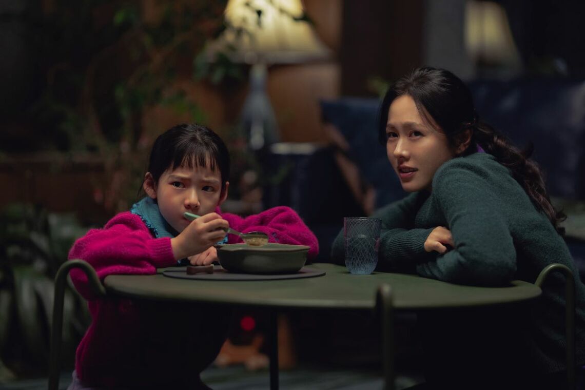 妻と娘は主人公の異常な行動に気づくが何もできない（写真：『しあわせな選択』（C）2025 CJ ENM Co., Ltd., MOHO FILM ALL RIGHTS RESERVED）