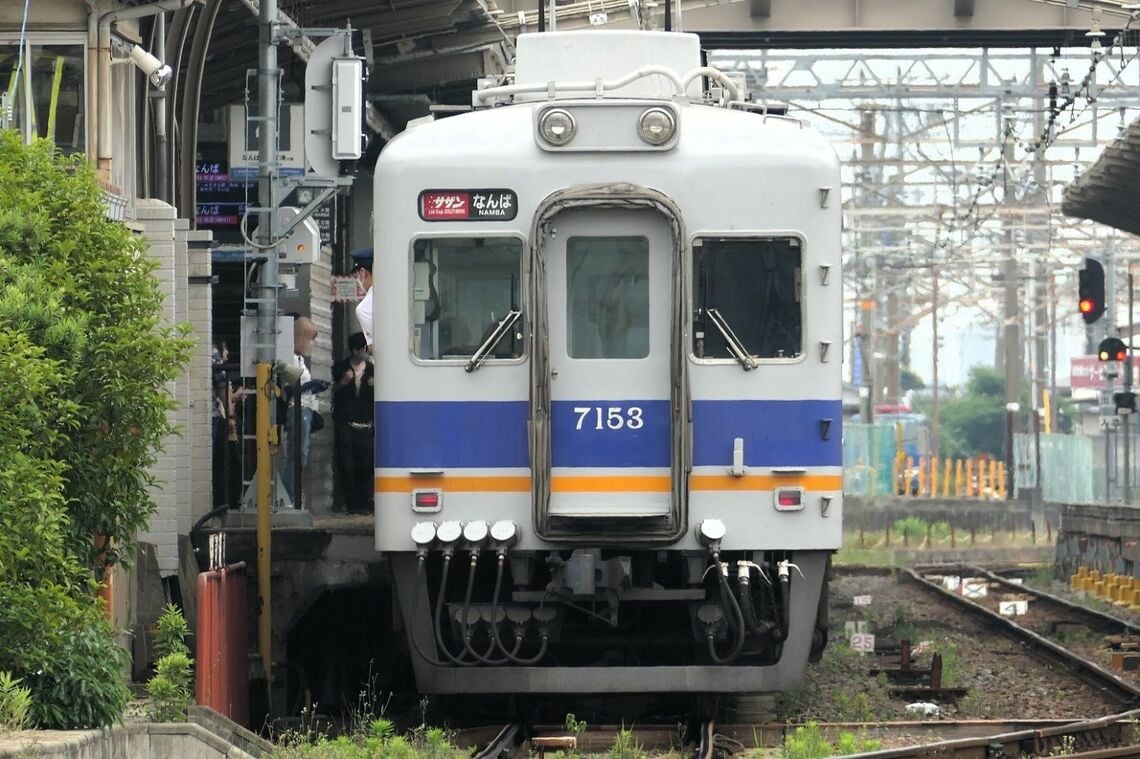 和歌山市駅に停車する7100系。サザンなんば行きの種別・行き先表示（記者撮影）