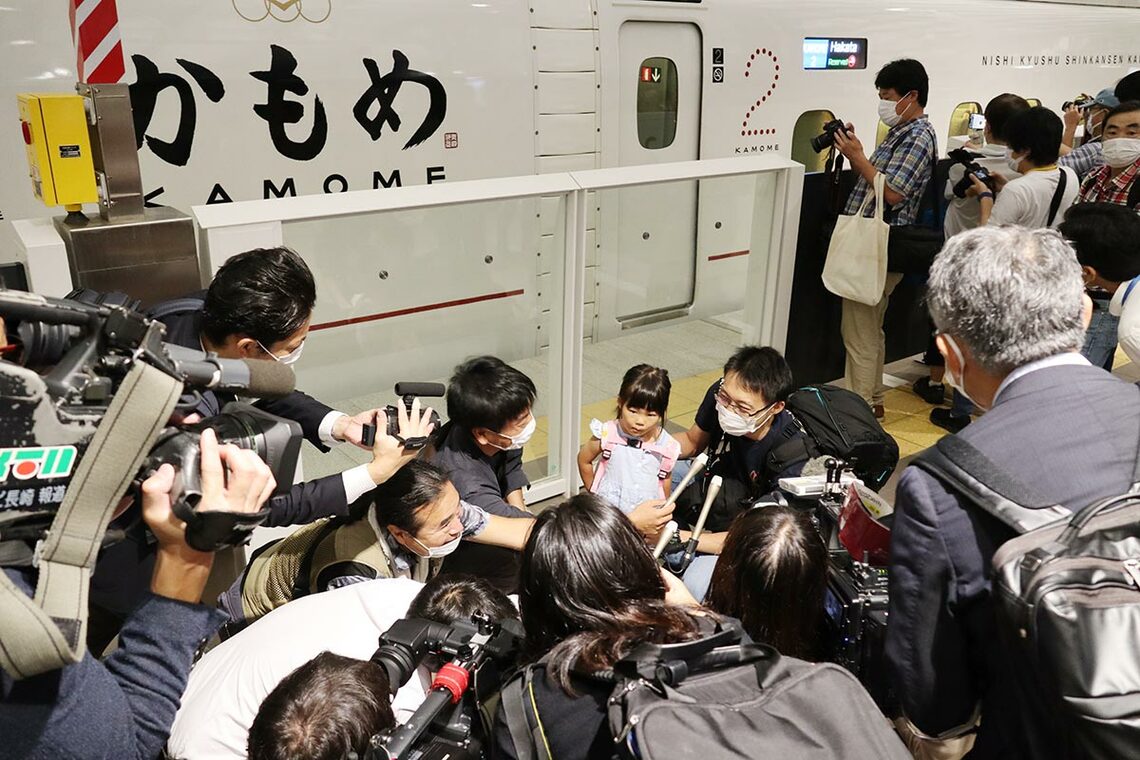 上り一番列車「かもめ2号」での取材風景（写真：恵 知仁）