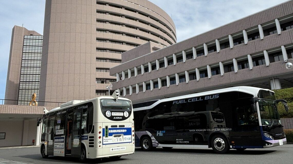 東京工科大学八王子キャンパスに停車する2台のバス（筆者撮影）