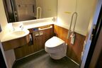 列車内とは思えない広々とした多目的トイレの内部