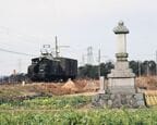 貨車1両を牽いて笹津線を走る富山地鉄のデキ6500形