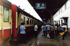 宜良駅に停車中の河口行き列車
