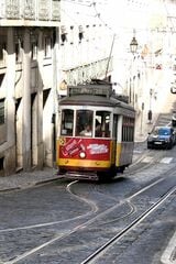 ガンレット通過。道が狭いため線路が反対方向の線路に食い込む（筆者撮影）