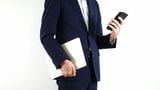 会社員がスマホを操作するイメージ